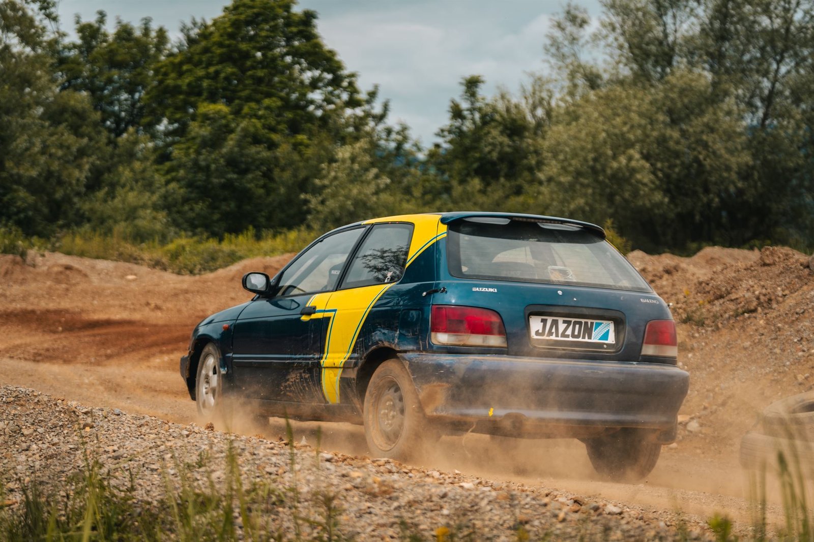 Suzuki v drsenju dviguje prah