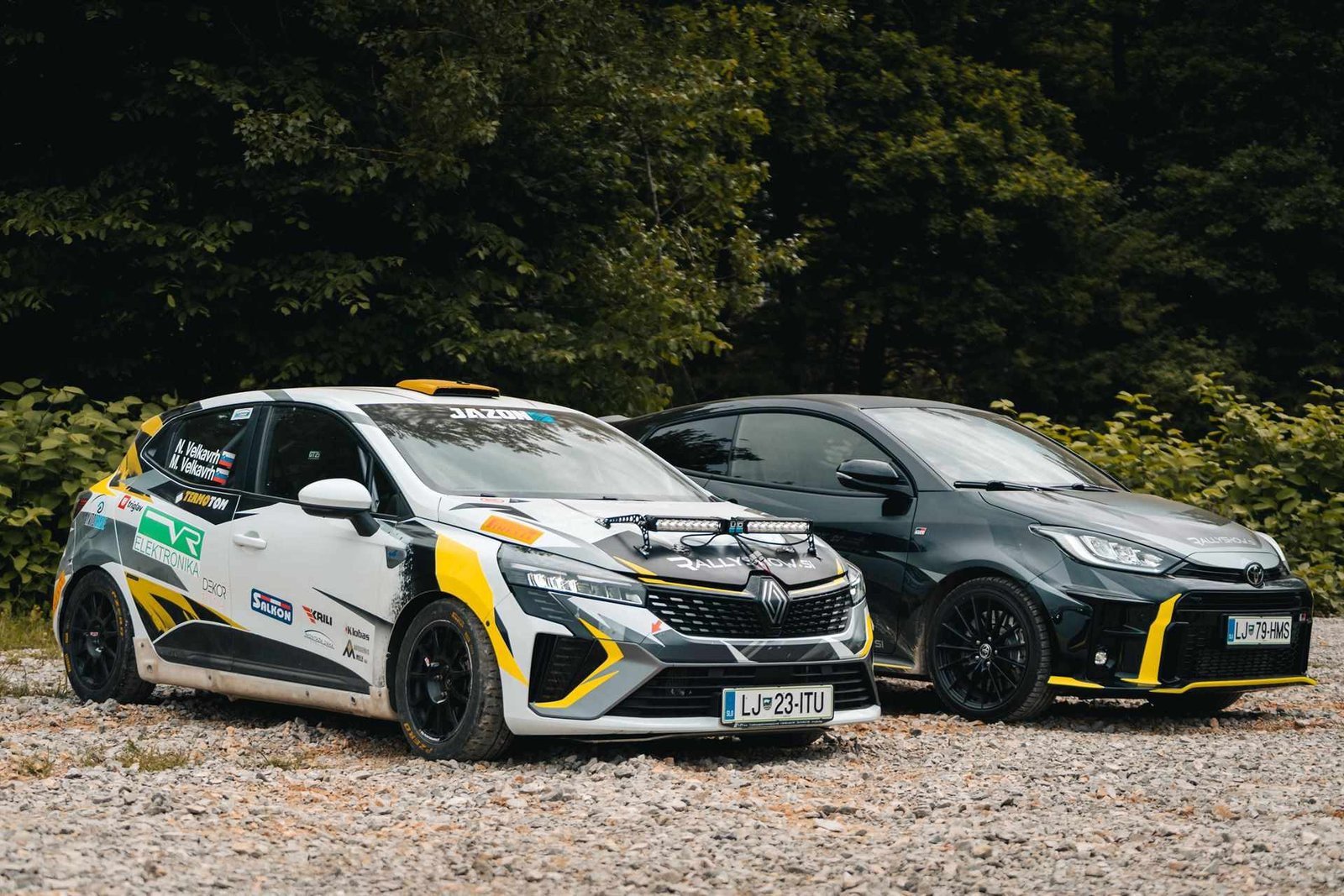 Dva rally avtomobila Jazon ob progi
